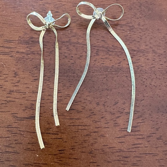 Gold tone bow earrings - post style - Picture 1 of 4